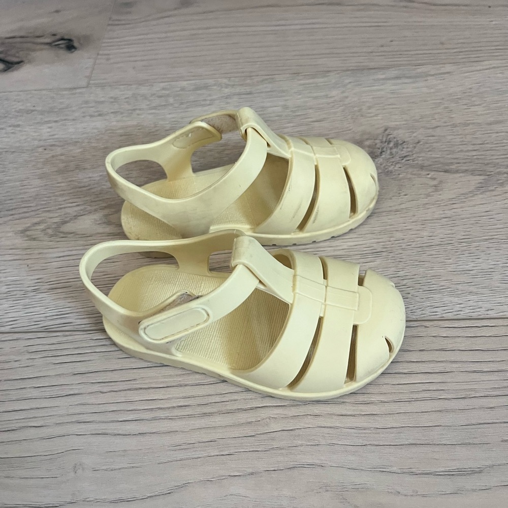 ZARA 5C 5T Euro 21 Shoes Sandals Baby Toddler

Fits 12-18 Months